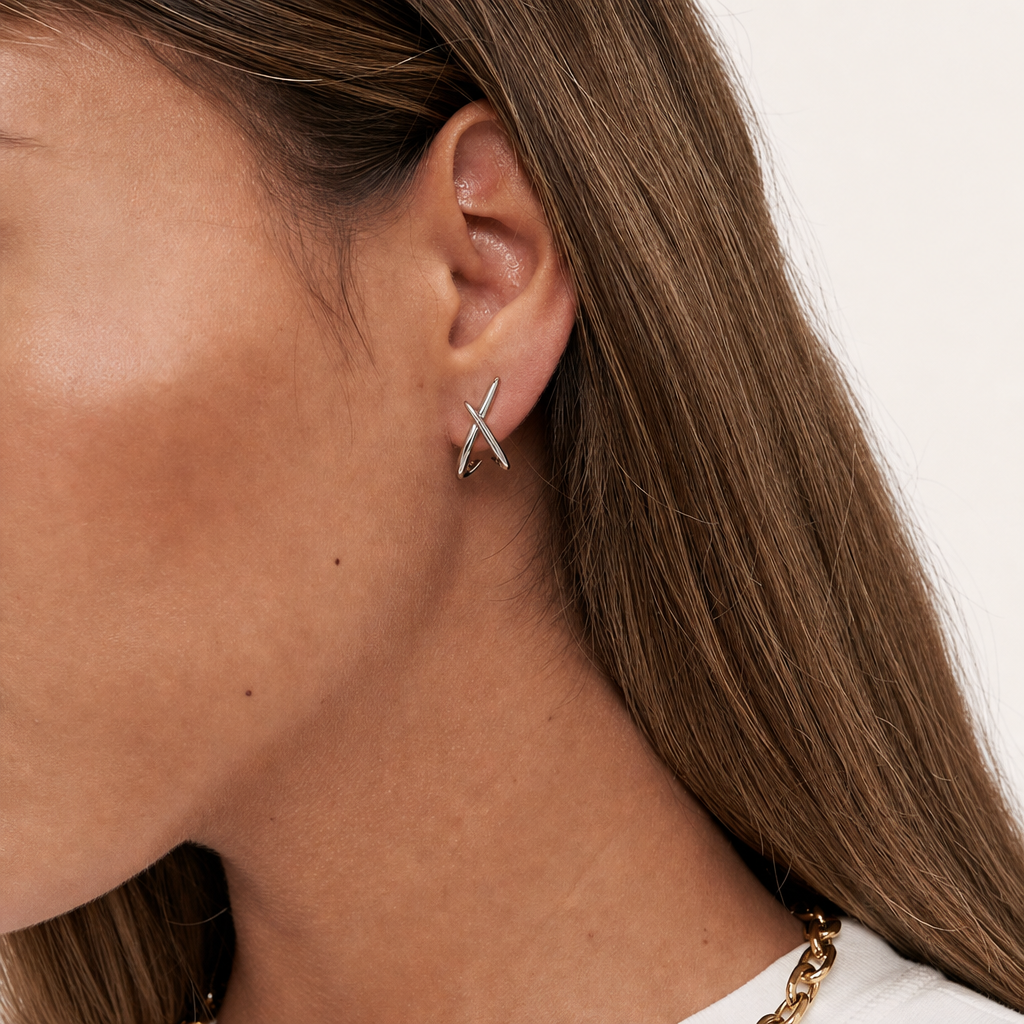 Cross stud earrings in gold and silver – byjoler